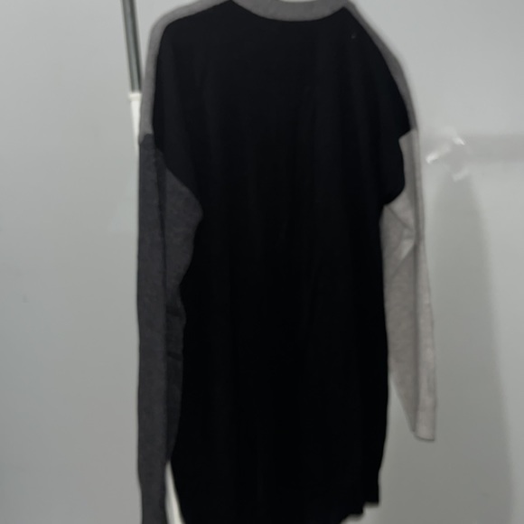 In cashmere sweater - Picture 3 of 6